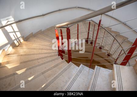 Voir l'envers d'un escalier à coup d'angle Banque D'Images