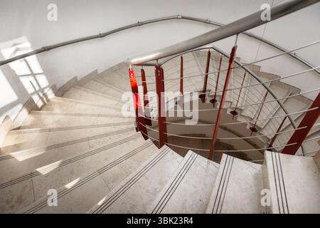 Voir l'envers d'un escalier à coup d'angle Banque D'Images