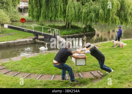Angleterre, Somerset, Bath, le canal Kennet et Avon, Widcombe Lock et Thimble Mill Lock, couple ouvrant les portes de l'écluse Banque D'Images