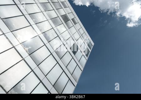 Bâtiment moderne de shot shot angle midi Banque D'Images