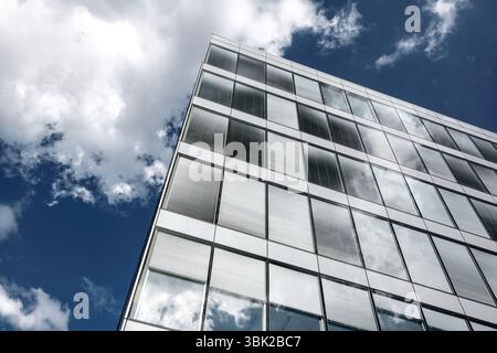 Bâtiment moderne de shot shot angle midi Banque D'Images