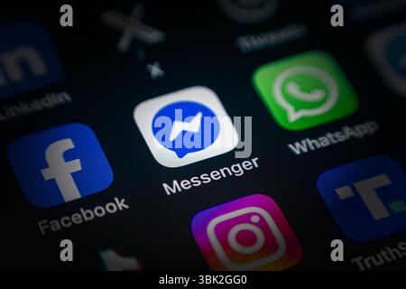 Antalya, Turquie - 5 juin 2025 : icône Messenger App parmi les différentes icônes d'application sur l'écran du smartphone Banque D'Images