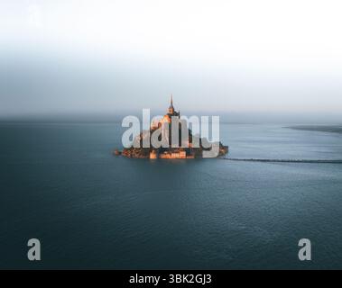 Le Mont Saint Michel lors des grandes marées de mars 2025. Banque D'Images