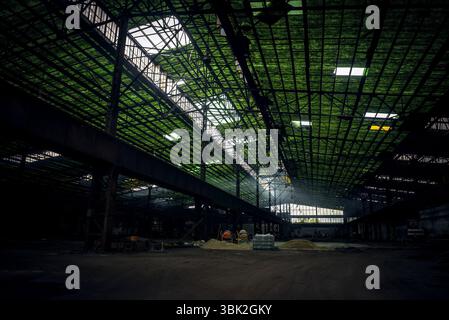 Grand hall industriel à faible angle de lumière tourné Banque D'Images