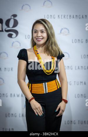 LAWAS, SARAWAK – 2 JUIN 2025 : une femme LUN Bawang portant des perles traditionnelles de Bornéo pose pour un portrait lors d'un événement culturel célébrant l'in Banque D'Images