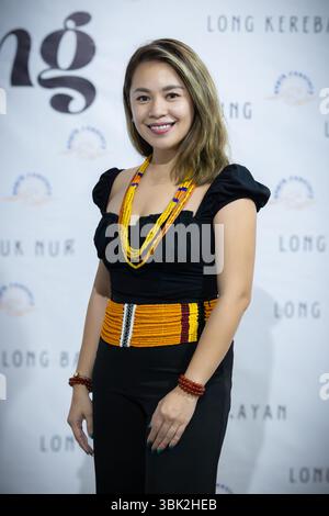 LAWAS, SARAWAK – 2 JUIN 2025 : une femme LUN Bawang portant des perles traditionnelles de Bornéo pose pour un portrait lors d'un événement culturel célébrant l'in Banque D'Images