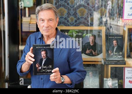 L'acteur Michael Brandon, vedette de la série télévisée Dempsey et Makepeace des années 1980, lors du lancement de son autobiographie "That's All I'm Say", à Waterstones dans le centre de Londres. Date de la photo : mardi 17 juin 2025. Banque D'Images