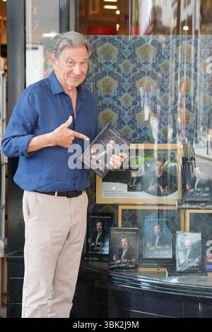 L'acteur Michael Brandon, vedette de la série télévisée Dempsey et Makepeace des années 1980, lors du lancement de son autobiographie "That's All I'm Say", à Waterstones dans le centre de Londres. Date de la photo : mardi 17 juin 2025. Banque D'Images