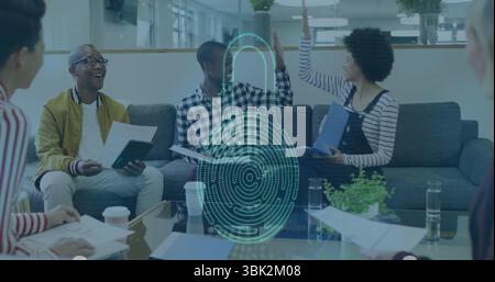 Groupe collaborateur de cinq professionnels examinant des documents et des tablettes dans le salon, superposition d'empreintes digitales Banque D'Images