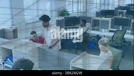 Groupe collaborateur de cinq collègues discutant du projet dans des bureaux de cubicle, avec des moniteurs d'ordinateur Banque D'Images