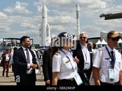Paris, France. 17 juin 2025. Les gens visitent le 55ème salon de l'aéronautique de Paris à l'aéroport du Bourget près de Paris, France, le 17 juin 2025. La 55ème édition du salon de l’aéronautique de Paris s’est officiellement ouverte lundi et se poursuivra jusqu’au 22 juin, avec la participation d’environ 2 400 exposants de 48 pays et régions. Crédit : Gao Jing/Xinhua/Alamy Live News Banque D'Images