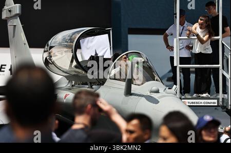Paris, France. 17 juin 2025. Les gens visitent le 55ème salon de l'aéronautique de Paris à l'aéroport du Bourget près de Paris, France, le 17 juin 2025. La 55ème édition du salon de l’aéronautique de Paris s’est officiellement ouverte lundi et se poursuivra jusqu’au 22 juin, avec la participation d’environ 2 400 exposants de 48 pays et régions. Crédit : Gao Jing/Xinhua/Alamy Live News Banque D'Images