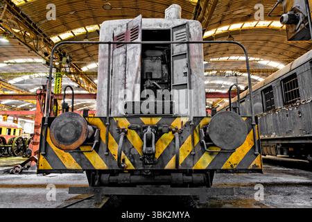 Train de fret dans un garage de stationnement Banque D'Images