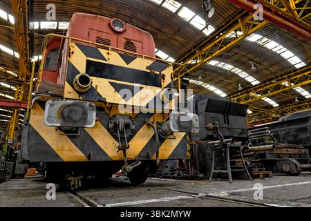 Train de fret dans un garage de stationnement Banque D'Images