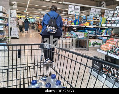 Marktkauf - Einkauf zu Zeiten von inflation. Marktkauf - Einkauf in einem Supermarkt oder Discounter *** Marktkauf shopping en période d'inflation Marktkauf shopping dans un supermarché ou un magasin discount Banque D'Images
