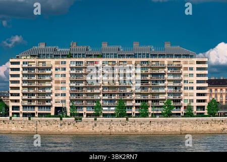 Bâtiment moderne de midi avec ciel bleu Banque D'Images