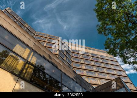 Prise de vue en angle d'un bâtiment moderne en milieu de journée Banque D'Images