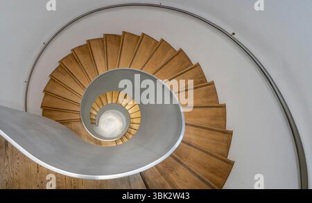 Paris, France - 06 08 2025 : Musée National Picasso. Un escalier sphérique avec escaliers en bois et balustrade en métal vue de dessus Banque D'Images