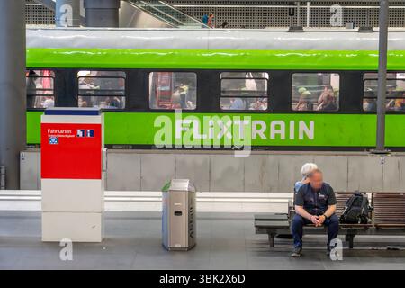 Flixtrain im Hauptbahnhof, Berlin, Juni 2025 Deutschland, Berlin, Juni 2025, Flixtrain nach Köln vor der Abfahrt, Berliner Hauptbahnhof, Reisende gehen den Bahnsteig entlang zum Zug, Flix train ist Konkurrent der Deutschen Bahn, eine preiswerte Alternative zur DB, die Flixtrain GmbH gehört zum Verkehrskonzern Flix, seit mai 2019 Bedient Flixtrain die Strecke Berlin-Köln, Fernverkehr, Bahnreise, Bahnkehr, Bahnkehr, Verkehr Umwelt, Bayern, *** Flixtrain à la gare principale, Berlin, juin 2025 Allemagne, Berlin, juin 2025, Flixtrain à Cologne avant le départ, gare principale de Berlin, les voyageurs marchent le long de th Banque D'Images