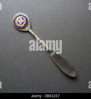 Un couteau à beurre souvenir vintage plaqué argent produit comme souvenir pour le paquebot de la ligne Union-Castle, R.M.V. Capetown Castle. Ce navire était un paquebot britannique construit par Harland & Wolff à Belfast pour le service postal de l'Union-Castle Line de Southampton à l'Afrique du Sud. Le navire fut lancé le 23 septembre 1937 et fit son voyage inaugural le 29 avril 1938. Banque D'Images