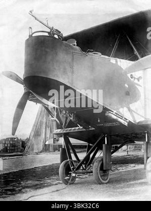 France. 1918 : vue du nez d'un bombardier biplan Handley page O/400 du 207e escadron de la Royal Air Force. Prise vers octobre 1918. Les ailes de l'avion sont en position repliée et un canon de Lewis aérien Mk.III est monté sur un anneau de foulard dans la position du mitrailleur devant le cockpit. Sous le nez se trouvent une paire de fusées éclairantes d'avion Mk.1, utilisées pour éclairer la zone cible. Banque D'Images