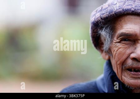 Village ethnique Bahnar dans la région de Kontum. Homme senior. Portrait. Kontum. Vietnam. Banque D'Images