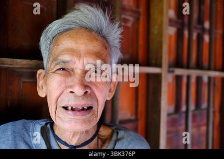 Village ethnique Bahnar dans la région de Kontum. Homme senior. Portrait. Kontum. Vietnam. Banque D'Images