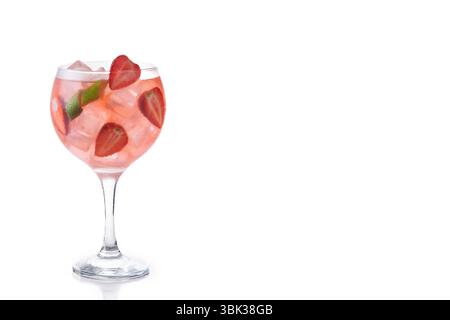 Cocktail tonique gin fraise isolé sur fond blanc Banque D'Images