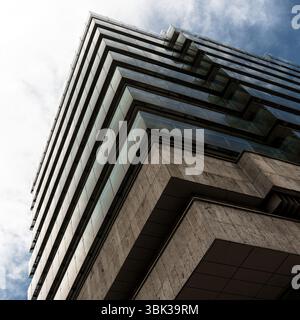 Prise de vue en angle d'un bâtiment moderne en milieu de journée Banque D'Images