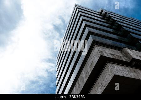 Bâtiment moderne de shot shot angle midi Banque D'Images