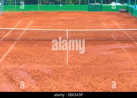 Large clay tennis court without people from above Banque D'Images