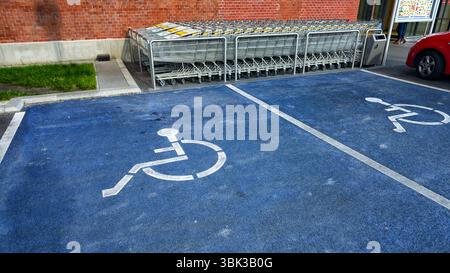 panneau de stationnement pour handicapés sur la route mouillée Banque D'Images