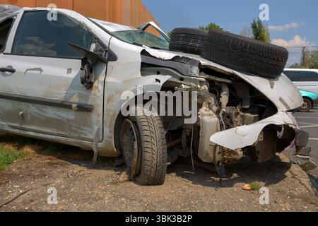 Voiture endommagée après l'accident closup photo Banque D'Images
