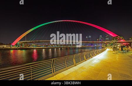 Vue nocturne panoramique sur le pont de la tolérance à Dubaï avec les gratte-ciel et les lumières de la ville Banque D'Images