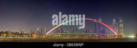 Vue nocturne panoramique sur le pont de la tolérance à Dubaï avec les gratte-ciel et les lumières de la ville Banque D'Images