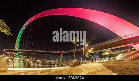 Vue nocturne panoramique sur le pont de la tolérance à Dubaï avec les gratte-ciel et les lumières de la ville Banque D'Images