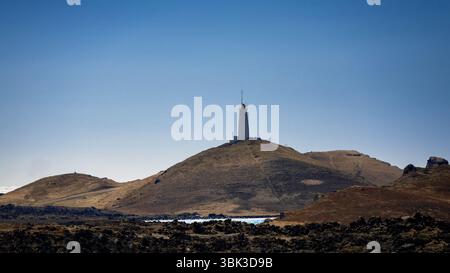 Photo d'un petit phare debout sur la colline Banque D'Images