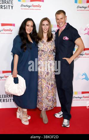 Miyabi Kawai, Ulrike Frank und Lukas Sauer BEI der Ernsting s Family Fashion Show 2025 im Empire Riverside Hotel. Hambourg, 17.06.2025 *** Miyabi Kawai, Ulrike Frank et Lukas Sauer au Ernsting s Family Fashion Show 2025 à l'Empire Riverside Hotel Hamburg, 17 06 2025 Foto :xgbrcix/xFuturexImagex ernstings 5612 Banque D'Images