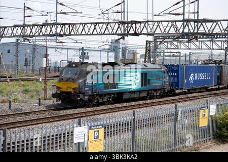 Direct Rail services classe 68 locomotive diesel n° 68003 'Astute' tractant un train de conteneurs à Rugby, Warwickshire, Angleterre, Royaume-Uni Banque D'Images