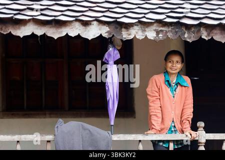 Village ethnique Bahnar dans la région de Kontum. Femme à la maison. Kontum. Vietnam. Banque D'Images
