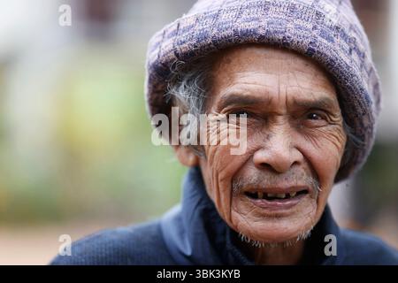 Village ethnique Bahnar dans la région de Kontum. Homme senior. Portrait. Kontum. Vietnam. Banque D'Images