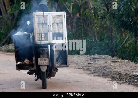 Village ethnique Bahnar dans la région de Kontum. Vendeur de nourriture de rue. Kontum. Vietnam. Banque D'Images