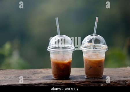 Deux tasses en plastique avec une paille et du café glacé. Kontum. Vietnam. Banque D'Images