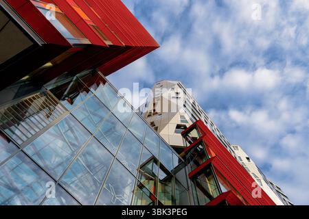 Bâtiment moderne de midi avec ciel bleu Banque D'Images