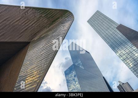 Bâtiment moderne de midi avec ciel bleu Banque D'Images