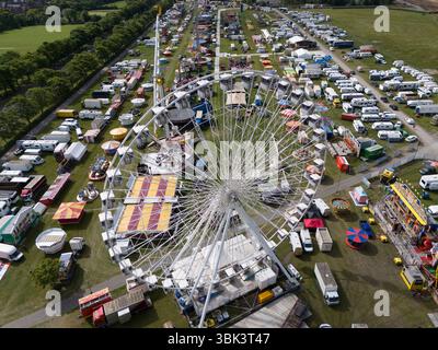 La foire Hoppings, l'une des plus grandes foires itinérantes d'Europe, sur Town Moor à Newcastle upon Tyne. La foire annuelle itinérante a lieu au cours de la dernière semaine de juin et a commencé comme une foire de tempérance en 1882. Date de la photo : mercredi 18 juin 2025. Banque D'Images