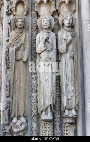 Cathédrale catholique notre Dame, Chartres, France.sculptures de la porte Nord, 13ème siècle Banque D'Images