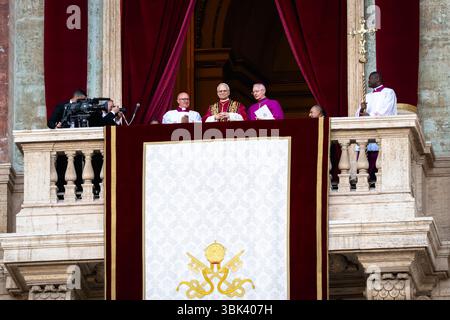 Nouvellement élu pape Léon XIV, Robert Prevost arrive pour la première fois sur le balcon principal de la loggia centrale de la basilique Saint-Pierre, après la cardina Banque D'Images