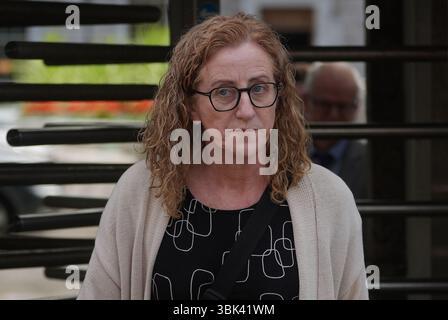 Susan Cliffe, inspecteur en chef adjoint de l'autorité d'information et de qualité de la santé (Hiqa), quitte Leinster House, Dublin, après que des représentants de Hiqa ont comparu devant le Comité de la santé au sujet des normes de soins dans les maisons de retraite. Date de la photo : mercredi 18 juin 2025. Banque D'Images
