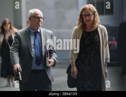 Health information and Quality Authority (Hiqa) Inspecteur en chef adjoint Susan Cliffe (à droite) et Inspecteur en chef Finbarr Colfer (à gauche) quittant Leinster House, Dublin, après que des représentants de Hiqa ont comparu devant le Comité de la santé au sujet des normes de soins dans les maisons de retraite. Date de la photo : mercredi 18 juin 2025. Banque D'Images